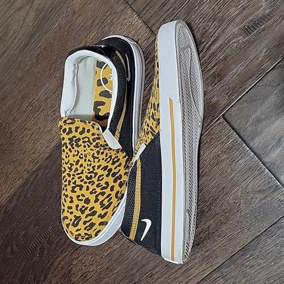 Ladies Nike slip on shoes - Picture 3 of 3